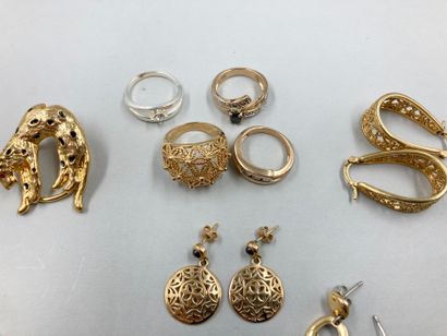 null Lot of costume jewelry, earrings, rings, brooches, cufflinks.