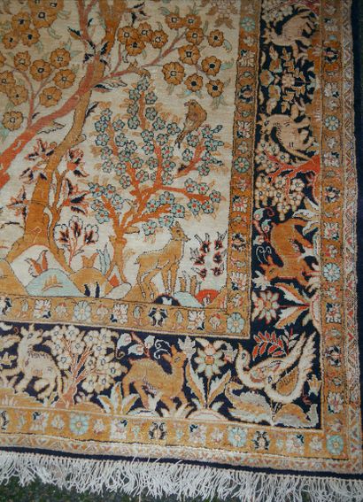 null IRAN, milieu du XXème siècle. Fin tapis Ghoum entièrement en soie, à décor de...