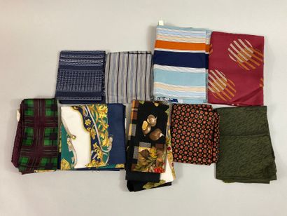 null Lot de 9 foulards et écharpes, aux couleurs foncées.

(Accidents, taches).
