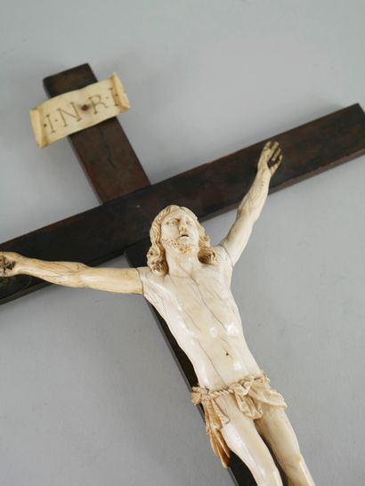 null 
LOT WITHDRAWN FROM THE SALE / Christ in ivory on a crucifix in blackened wood....
