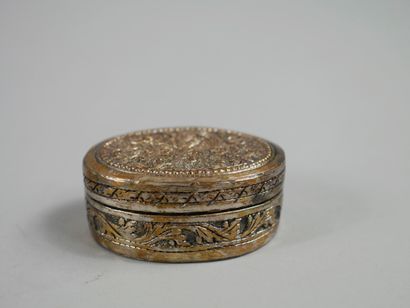 null Lot of four silver and silver-plated metal pill boxes;

We joined a belt composed...