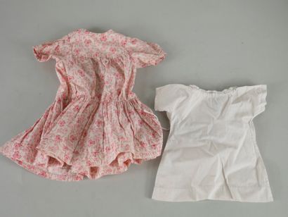 null Lot including: - White shirt with small sleeve, neckline highlighted with lace,...