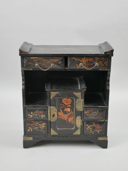 null CHINA 20th century.

Small cabinet with drawers in painted wood decorated with...