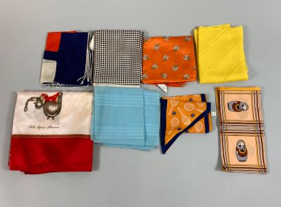 null Lot de 8 foulards et écharpes, aux couleurs claires et orangées, dont Babayaga.

(Accidents,...