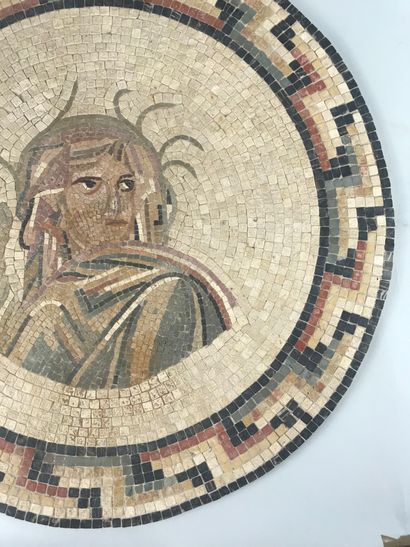 null 21-Grande mosaïque circulaire.

Tesselles polychromes d’époque romaine représentant...