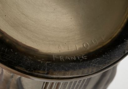 null René LALIQUE (1860-1945)

Vase modèle danaides en verre fumé.

Signé en relief...