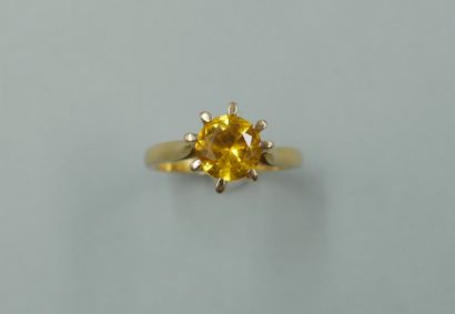 null 
Yellow gold ring 18k decorated with a round yellow sapphire.

Work of the years...