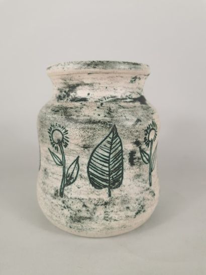 null Jacques BLIN (1920-1995)

Vase à panse resserrée et col ourlé en faience émaillée...