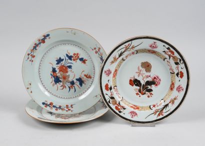 CHINA, 18th century 

Set of three IMARI...