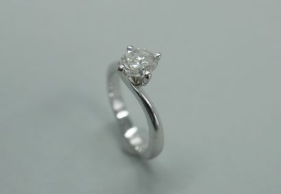 null Ring in 18k white gold surmounted by a diamond of 0,80cts approximately. 

PB...