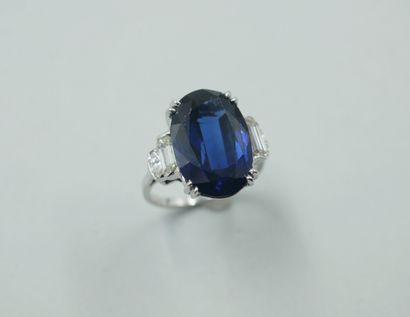 null 18k white gold ring set with a large natural sapphire of 8.92cts and baguette...