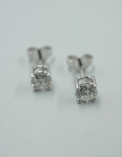 null Pair of 18k white gold earrings with a diamond each for 1,20cts in total. 

PB...