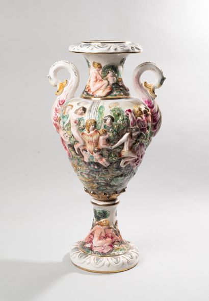 null CAPODIMONTE, Italie début de XXè siècle

Grand vase en forme d'amphore en faience...