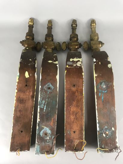 null Set of four modernist sconces, in copper and brass spout.

Height : 64,5 cm....