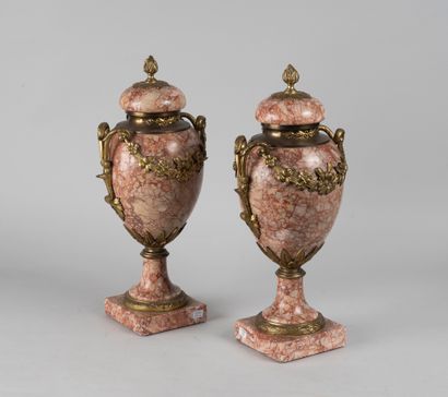 Pair of covered cassolettes in pink marble,...