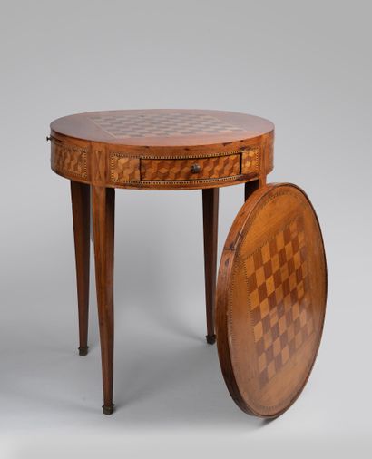 null 
Circular pedestal table in marquetry veneer with a tray decorated with a chessboard....