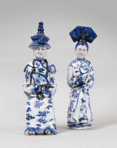 null CHINE. 

Paire de dignitaires en porcelaine blanc bleu. 

Haut.: 33 cm.