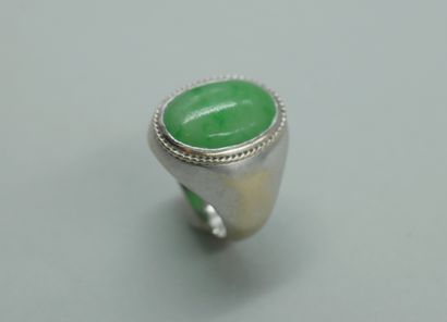 null Ring in 18k white gold decorated with a jade cabochon. 

PB : 10,70gr. TDD :...
