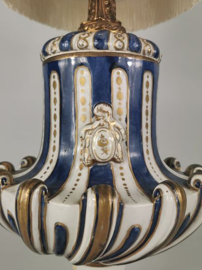 null MEISSEN, end of the XIXth century. 

Blue and white earthenware lamp decorated...