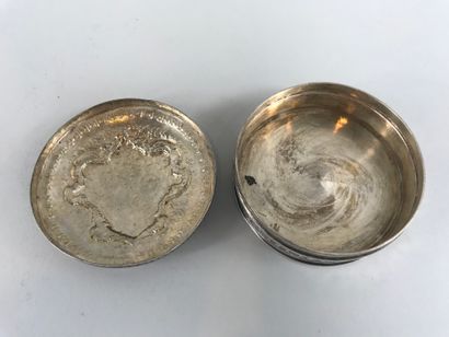 null Lot including : 

- a circular foreign silver box, hallmarked under the base....