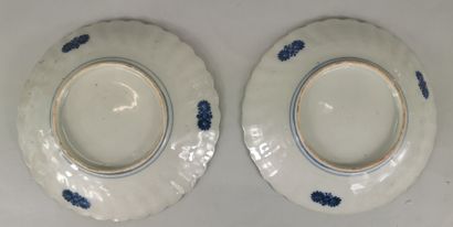 null CHINA, 18th century 

Set of three IMARI porcelain plates decorated with cobalt...