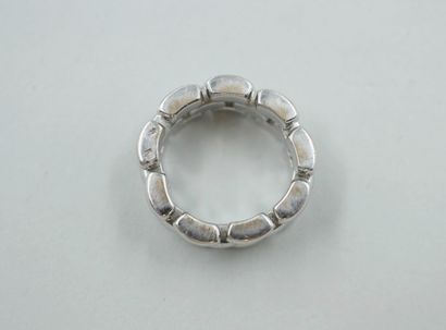 null CHAUMET. 

Flexible ring in 18k white gold.

Signed and numbered.

TDD : 53....