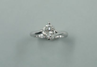 null Ring in 18k white gold surmounted by a diamond of 0,80cts approximately. 

PB...