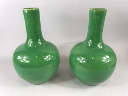 null CHINA, 20th century

Pair of tianqiuping vases in green glazed and crackled...