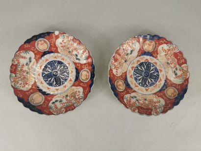 null CHINE, XVIIIè siècle 

Lot de trois assiettes en porcelaine IMARI à décor de...