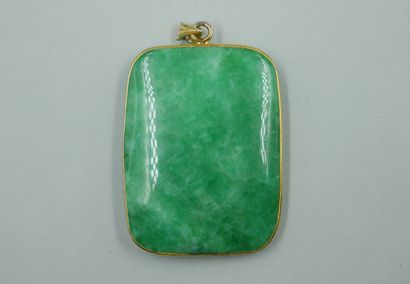 null Pendentif plaque de jade orné d'une monture en métal doré à décor de pagode...