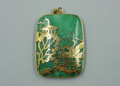 null Pendentif plaque de jade orné d'une monture en métal doré à décor de pagode...