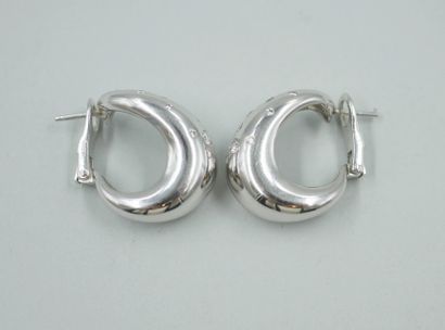 null FRED. 

Earrings in 18k white gold with diamonds. 

Signed and numbered. 

PB...