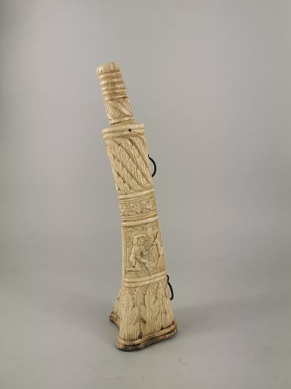 null Powder flask in the shape of an oliphant in carved deer horn, with decorations...