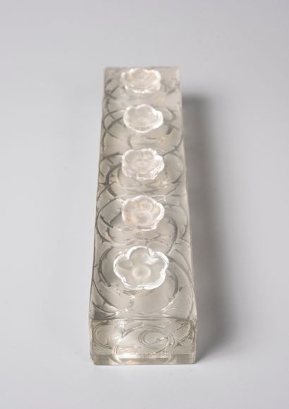null LALIQUE and D'ORSAY " La Renommée d'Orsay

Pressed glass display stand frosted...