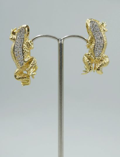 null Pair of frog-shaped earrings in 18k yellow gold paved with diamonds. 

PB :...
