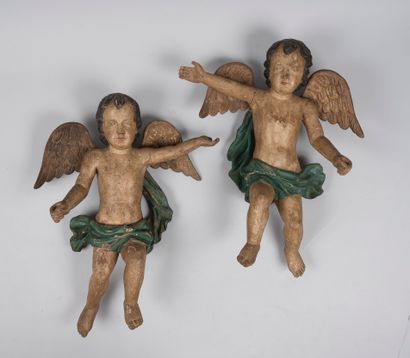 null 
Sculptures d’applique représentant une paire d’anges en bois polychrome et...