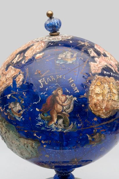 null Rarissime globe terrestre en verre soufflé et sablé de Murano couleur cobalt...