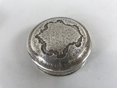 null Lot including : 

- a circular foreign silver box, hallmarked under the base....