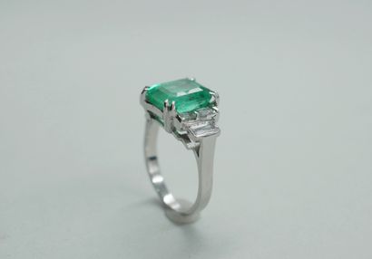 null 18k white gold ring with a natural Colombian emerald of 3,42cts and six baguette...