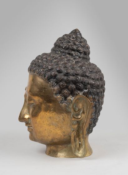 null THAILANDE XXè siècle 

Importante tête de Bouddha à l'expression sereine, en...