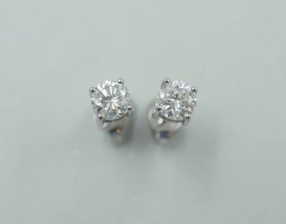 null Pair of 18k white gold earrings with a diamond each for 1,20cts in total. 

PB...