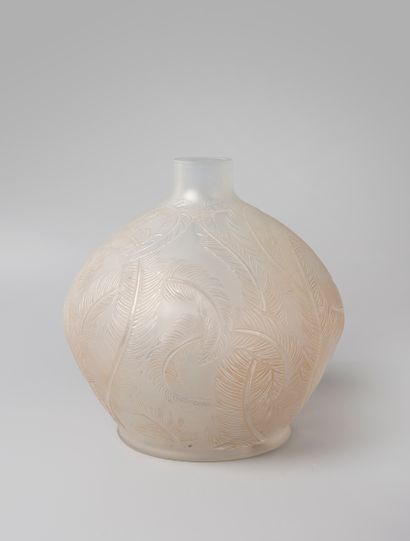 null René LALIQUE (1860 - 1945) 

Vase ovoïde modèle « Plumes » en verre blanc soufflé-moulé,...