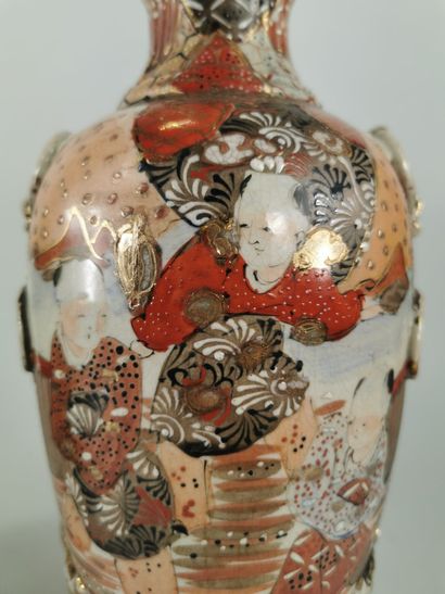 null 
SATSUMA. Fin XIXè - début XXè siècle.




Paire de vases en porcelaine de forme...