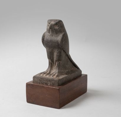 null Sculpture representing the falcon god Horus in black stone. 

Wooden base. 

Modern...