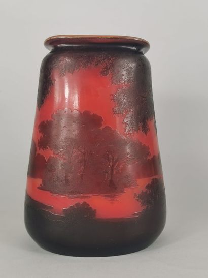null Émile GALLE (1846-1904)

Vase en verre multicouche orné d'un décor tournant...