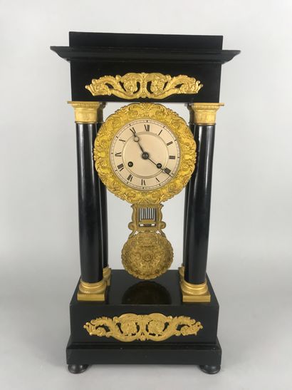 null 
Portico clock in blackened wood with beautiful ornamentation of gilt bronze....