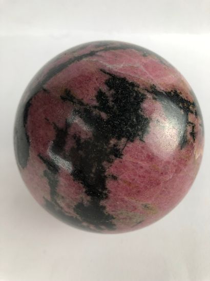 null Sphère en rhodonite.

Diam. : 8,5 cm. 

Ce silicate de manganèse de couleur...