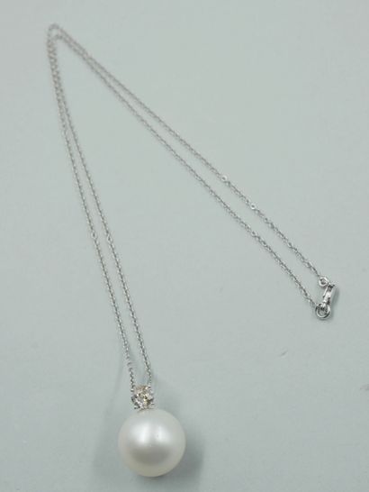 null Necklace in 18k white gold holding a cultured pearl with a diameter of 15.5mm...