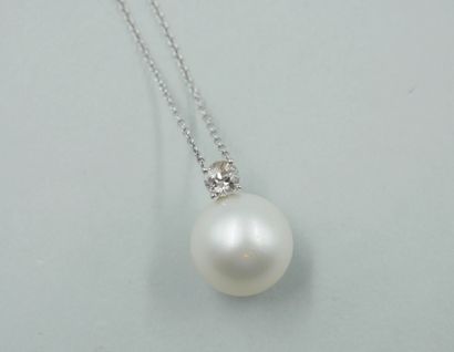 null Necklace in 18k white gold holding a cultured pearl with a diameter of 15.5mm...