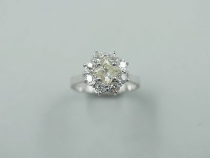 null 
Flower ring in 18k white gold centered on a square diamond of 0.50ct in a setting...